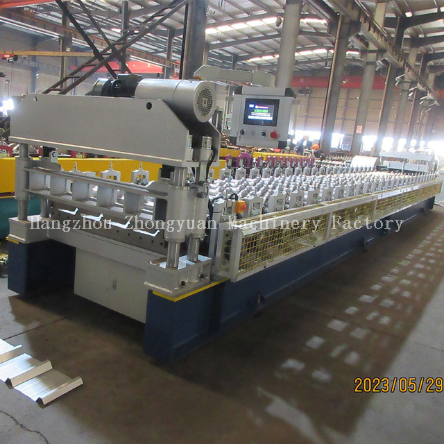 Máquina de paneles de techo con corte eléctrico.