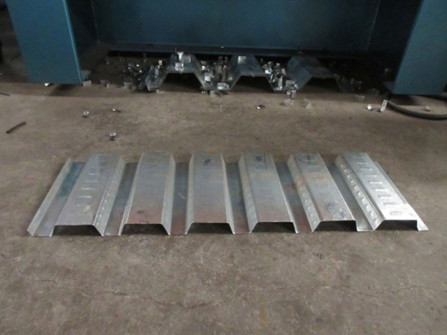 Producido-por-máquina-formadora-de-rollos-de-doble-capa-para-cubiertas-de-pisos-1