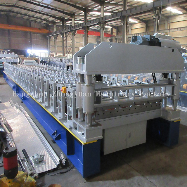 Máquina de paneles de techo con corte eléctrico.