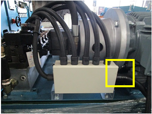 un tubo dentro de la caja de la estación hidráulica