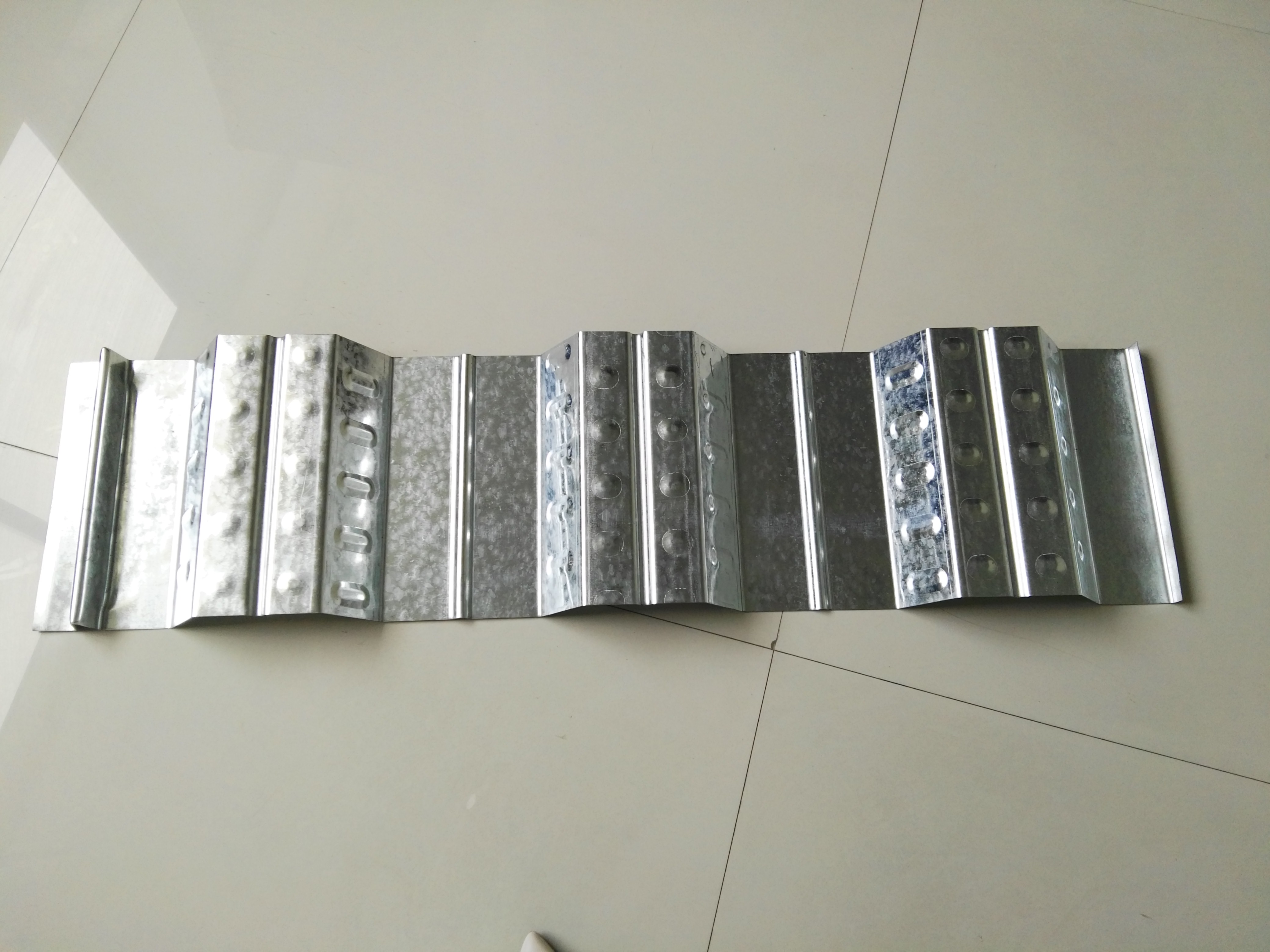 Muestra de piso de plataforma de metal 