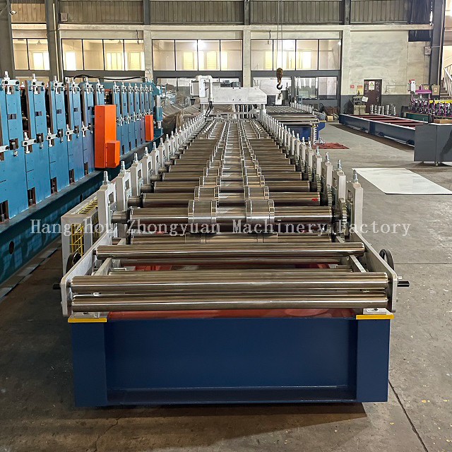 Máquina para fabricar láminas de techo con corte eléctrico.