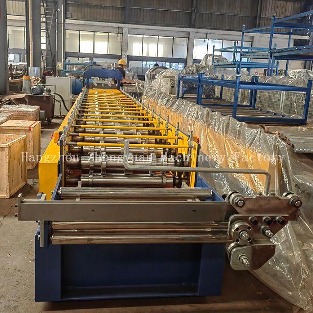 Máquina formadora de rollos para techos con junta alzada