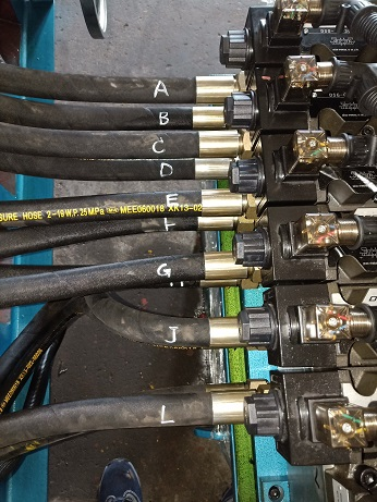 Conecte los tubos del dispositivo de corte y los dispositivos de perforación. 