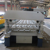 Máquina de paneles de techo con corte eléctrico.