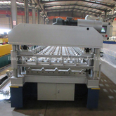 Máquina de paneles de techo con corte eléctrico.