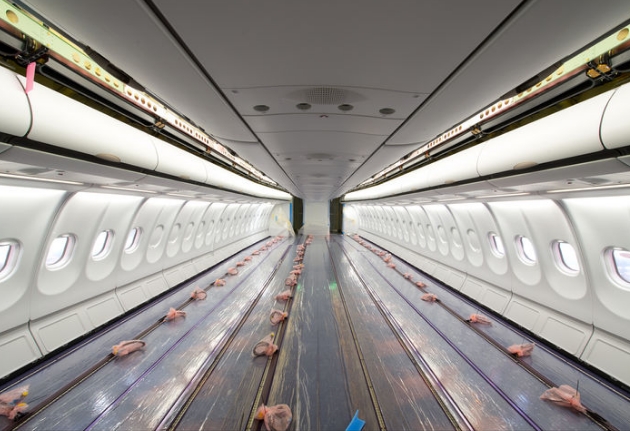 Rieles gu&iacute;a de asiento en el avi&oacute;n.