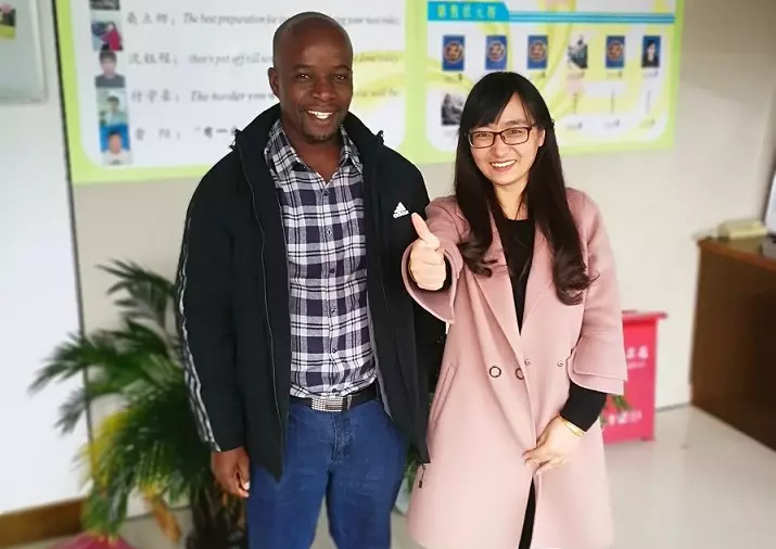 Los clientes visitaron para inspeccionar los tres juegos de máquinas perfiladoras que pidió el 19 de noviembre de 2019.