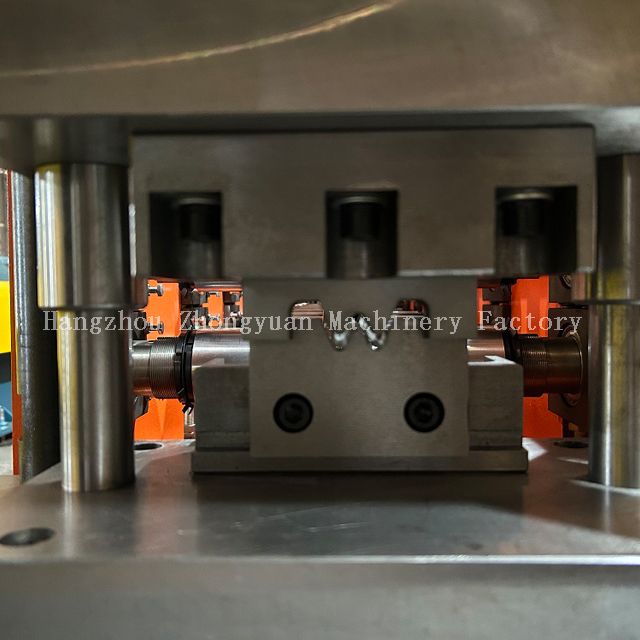 Máquina formadora de rollos en forma de W tipo especial Zhongyuan con alta velocidad