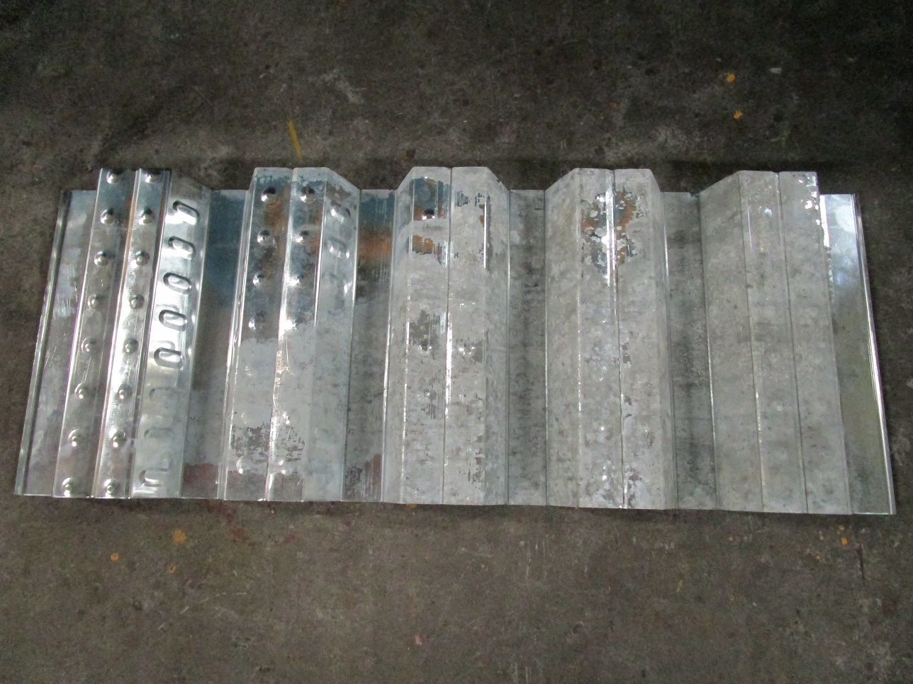 Zhongyuan Decking Roll lamina en fr&iacute;o el precio de la m&aacute;quina formadora