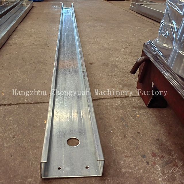 Máquina perfiladora automática de correas C con postcorte y precorte