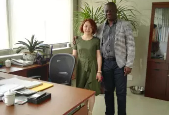 El cliente visitó la fábrica de la máquina formadora de rollos de láminas para techos de aluminio. el 26 de junio