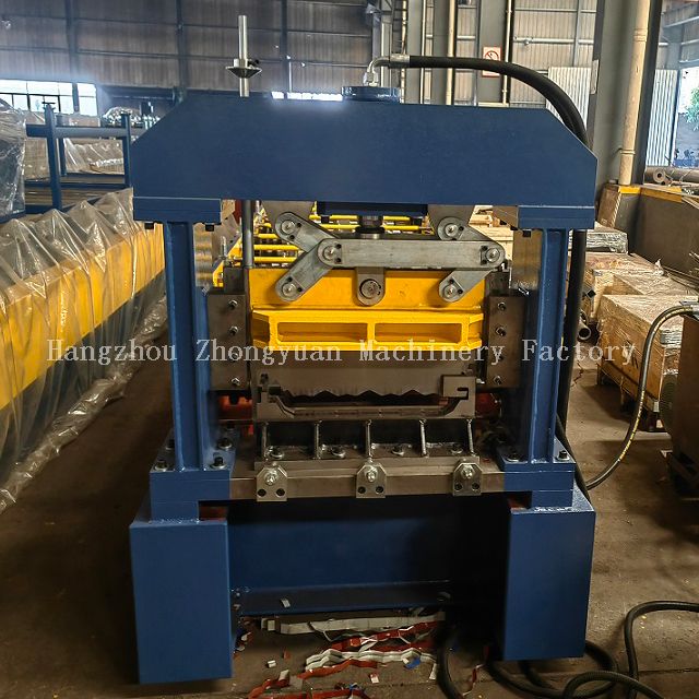 Máquina formadora de rollos para techos con junta alzada