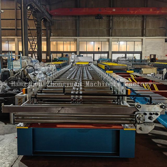 Máquina formadora de paneles de techo de metal con corte eléctrico