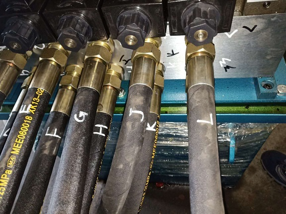 Conecte los tubos del dispositivo de corte y los dispositivos de perforación-1