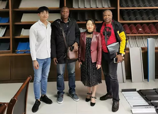 Clientes para inspeccionar la máquina perfiladora de tejas escalonadas el 25 de octubre de 2019