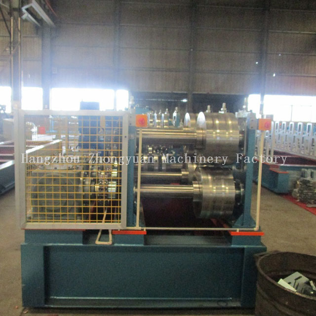 Máquina formadora de rollos con forma de correa C automática