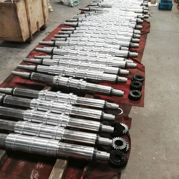 Rodillos y ejes de m&aacute;quina formadora de rollos de metal.